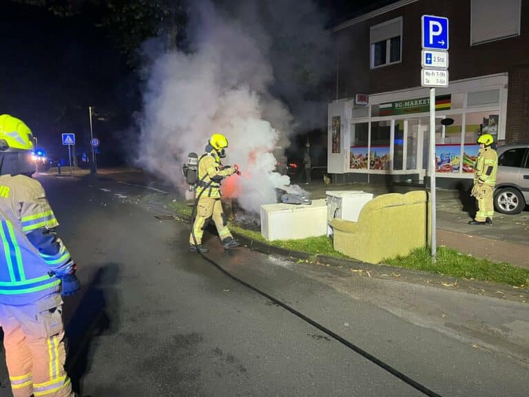 Sofa und Unrat brennen auf Straße