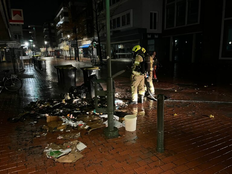 Mehrere Container brennen in der Gronauer Innenstadt