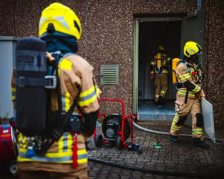 Brand einer Batterieanlage, schwierige Löscharbeiten