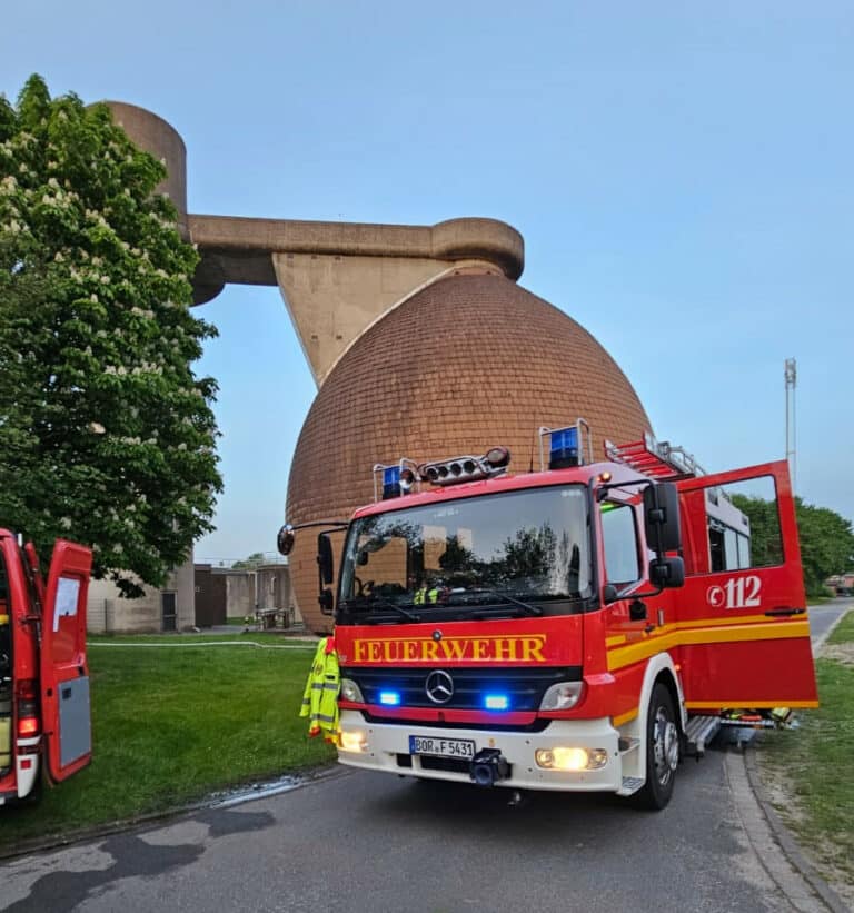 Chemikalie tritt aus, mehrstündiger Feuerwehreinsatz für rund 80 Einsatzkräfte