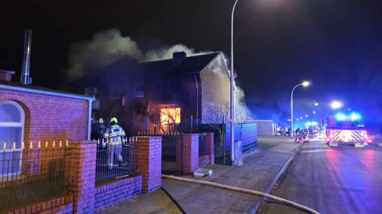 10 Personen bei Feuer in Mehrfamilienhaus in Gronau