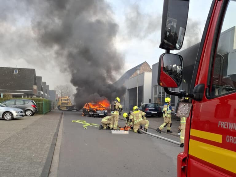 Brand eines Fahrzeugs in einer Werkstatt und ein arbeitsreicher Tag für die Feuerwehr