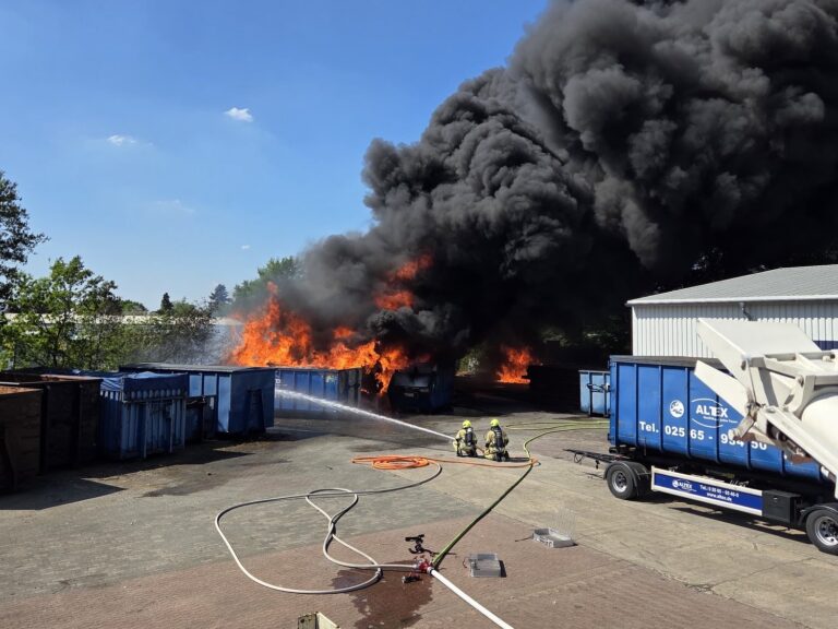Großbrand im Bereich des alten Postwegs in Gronau