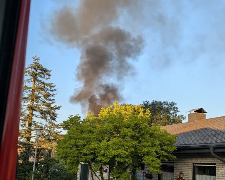 Feuer an einer Überdachung an der Klostermaate