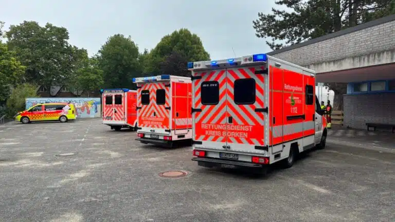 Unklarer Geruch in Sporthalle führt zu Großeinsatz – 18 Personen klagen über gesundheitliche Beschwerden